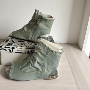 Sandals Flats Ladies Size 6.5 Denim toga zip up-NWOT shoew-0051